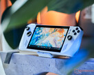 De ROG Ally scoorde goed in onze review, maar zal zijn 40 Wh batterij volledig opgebruiken. (Afbeelding bron: NotebookCheck)