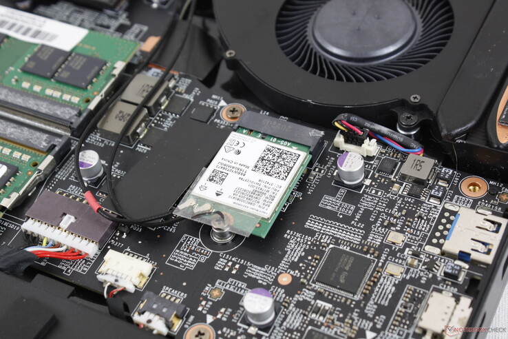 Verwijderbare M.2 Intel AX210 WLAN-module. De antenne kan losraken van de kaart als gebruikers niet voorzichtig zijn bij het hanteren van het systeem